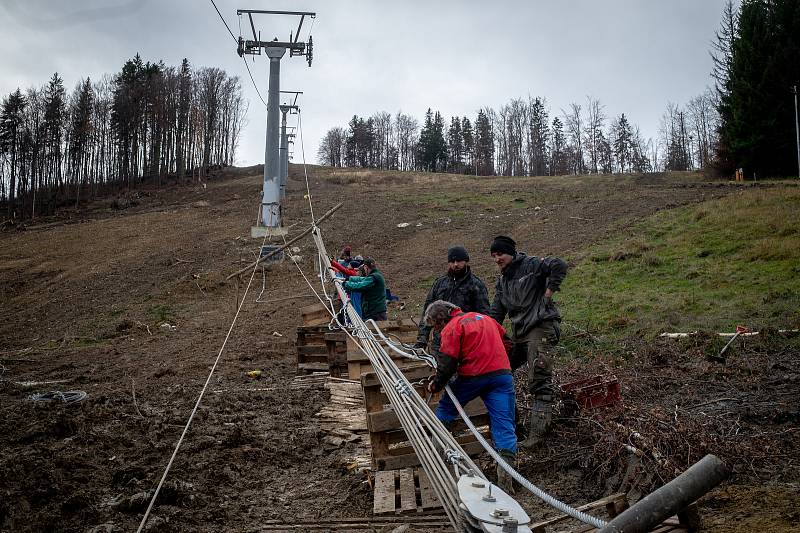 Nově vybudovaná sedačková lanová dráha ve ski areálu Armáda, 19. listopadu 2019 v Dolní Lomné