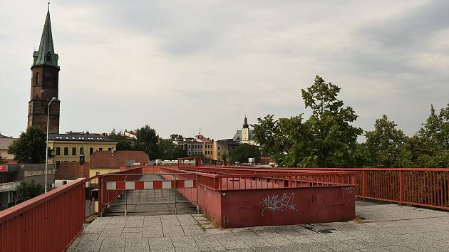 Červená lávka ve frýdecké Revoluční ulici potřebuje opravu, srpen 2022.