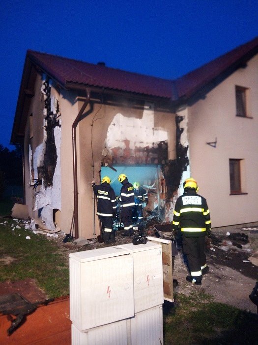 Tři jednotky hasičů zasahovaly v Třinci, místní části Osůvky (okres Frýdek-Místek), u požáru garáže se zaparkovanou čtyřkolkou.