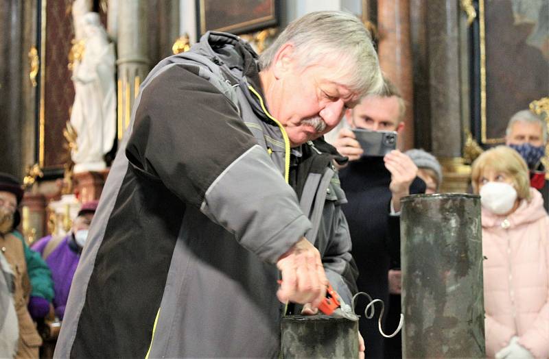 Frýdecko-místecký děkan Daniel Vícha a primátor města Petr Korč odhalili obsah tří tubusů z věže kostela sv. Jana a Pavla.