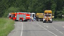 Dopravní nehoda autobusu a nákladního automobilu u Paskova.