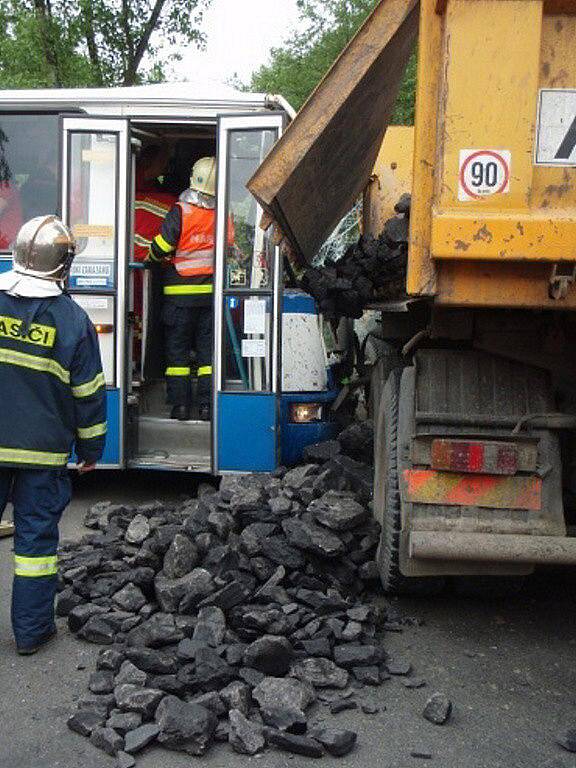 Dopravní nehoda autobusu a nákladního automobilu u Paskova.