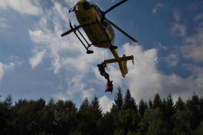 Cvičení Horské služby Beskydy s leteckými záchranáři MSK. 
