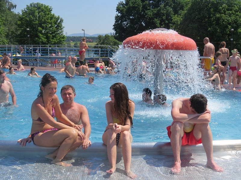 Slunečné počasí a tropické teploty zaplnily během víkendu frýdecko-místecký aquapark. Podle plavčíků se mohlo během dne ve venkovních bazénech vystřídat až pět tisíc lidí.