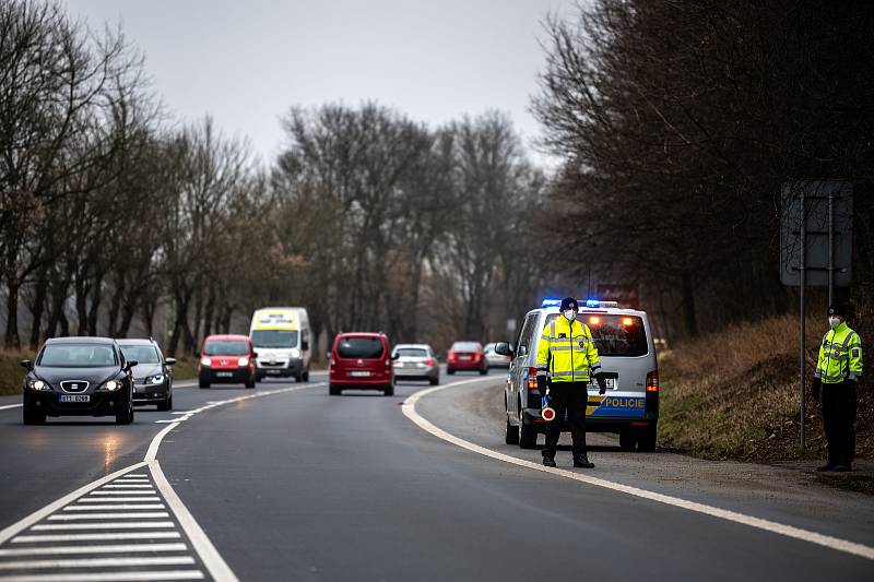 Policie 1.3.2021 začala kontrolovat, jestli lidé dodržují nová protiepidemická opatření omezující volný pohyb mezi okresy. Na fotografiích stanoviště například Nová Bělá směr Krmelín, Ostravice, Frýdek-Místek směr Havířov a Havířov. 1. března 2021.