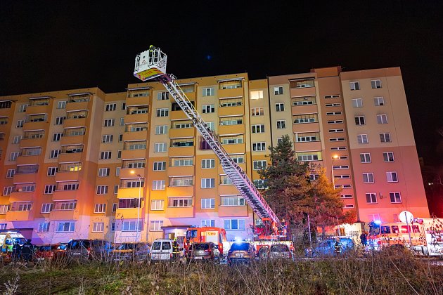 Požár bytu ve Frýdku-Místku: Dvě zraněné ženy skončily v nemocnici
