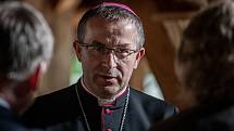 První bohoslužba v replice požárem zničeného dřevěného kostela Božího těla v Třinci-Gutech se konala v neděli 6. června 2021. Biskup Martin David.