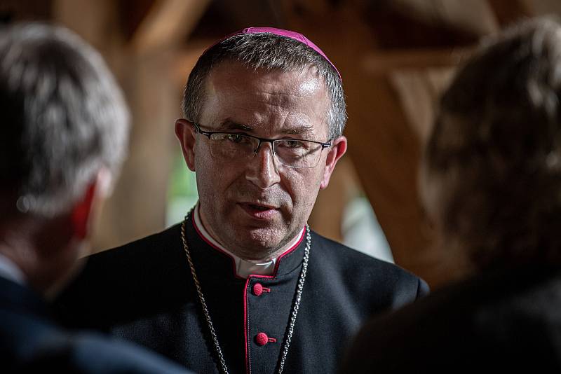 První bohoslužba v replice požárem zničeného dřevěného kostela Božího těla v Třinci-Gutech se konala v neděli 6. června 2021. Biskup Martin David.