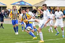 Fotbalistům Lískovce (bílé dresy) zbývají do konce sezony odehrát už jen dva zápasy.