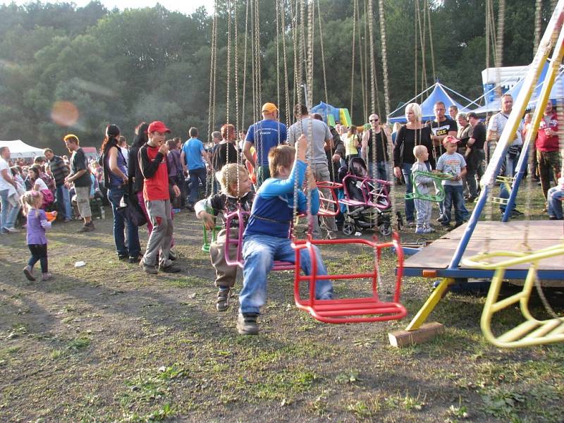 Den horníků, který se v sobotu 8. září konal na fotbalovém hřišti ve Staříči, přilákal několik tisíc lidí. Největší úspěch měla třinecká kapela Charlie Straight a Tomáš Klus.