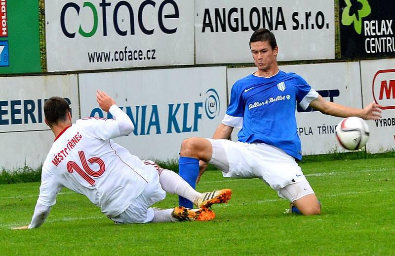 Třinečtí fotbalisté (v bílém) prolomili konečně sérii nepříznivých výsledků s týmem Vlašimi. Ten na domácím trávníku porazili 2:0. 