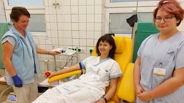 Studentky přišly darovat krev do Nemocnice Třinec.