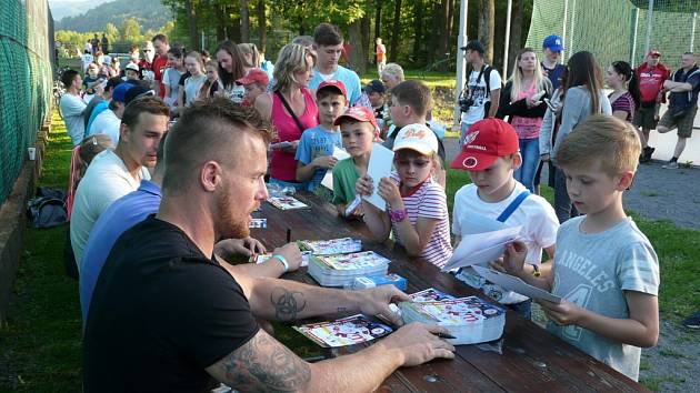 Po utkání proběhla autogramiáda třineckých hokejistů.