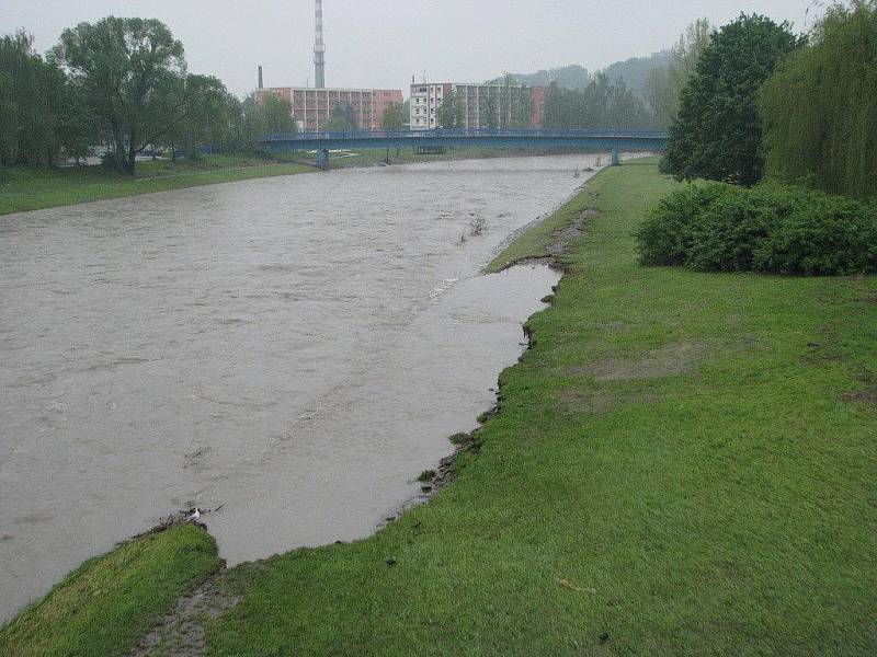 Řeka Ostravice ve Frýdku-Místku ustupuje, u mostu poblíž víceúčelové haly se však v noci na čtvrtek sesunul kus břehu. Úsek má zhruba třikrát třicet metrů.