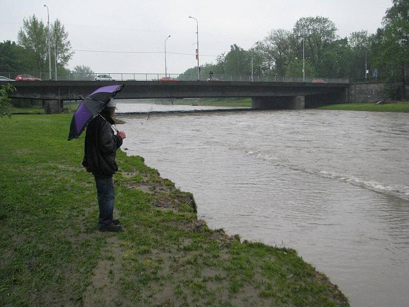 Řeka Ostravice ve Frýdku-Místku ustupuje, u mostu poblíž víceúčelové haly se však v noci na čtvrtek sesunul kus břehu. Úsek má zhruba třikrát třicet metrů.