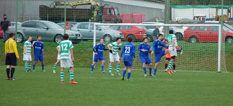 Fotbalisté Dobratic (modré dresy) nakonec na domácím trávníku s Čeladnou remizovali 3:3, když vyrovnávací branku inkasovali v poslední minutě. 