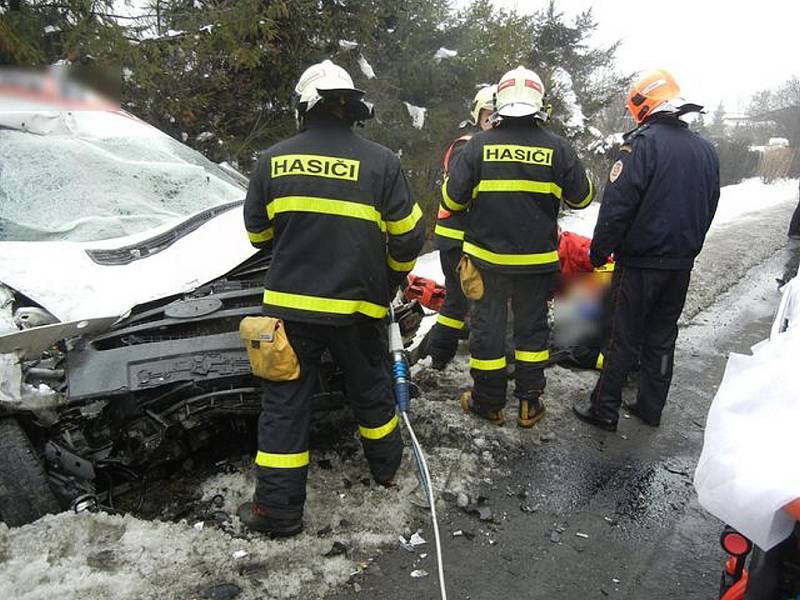 Hasiči provedli vyproštění dodávky z příkopu pomocí hydraulické ruky vyprošťovacího automobilu Bizon a naložili tuto dodávku na vozidlo odtahové služby. 