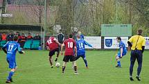 Fotbalisté Dobratic (v modrých dresech) si v domácím prostředí překvapivě snadno poradili s Hlubinou 4:1.