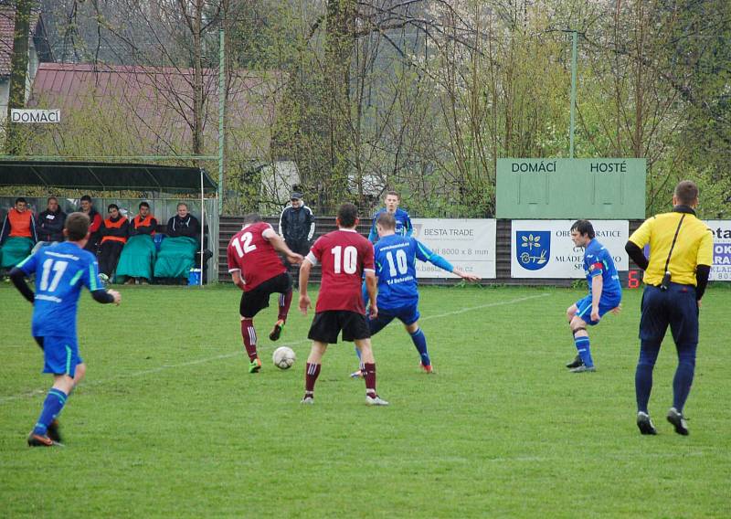 Fotbalisté Dobratic (v modrých dresech) si v domácím prostředí překvapivě snadno poradili s Hlubinou 4:1.
