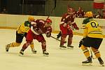 Hokejisté Frýdku-Místku (v červených dresech) si nadále drží neporazitelnost, když v 5. kole na svém ledě porazili favorizovaný Vsetín 3:0.