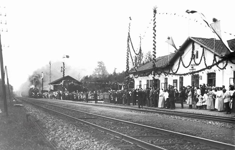 Průjezd prezidenta T. G. Masaryka přes paskovské nádraží dne 25. června 1924 byl místními občany považován za výjimečnou událost. U vyzdobené budovy stála slavobrána s nápisem „Vítej nám, osvoboditeli, tatíčku náš!“, lidé provolávali „sláva“ a zazněly fan