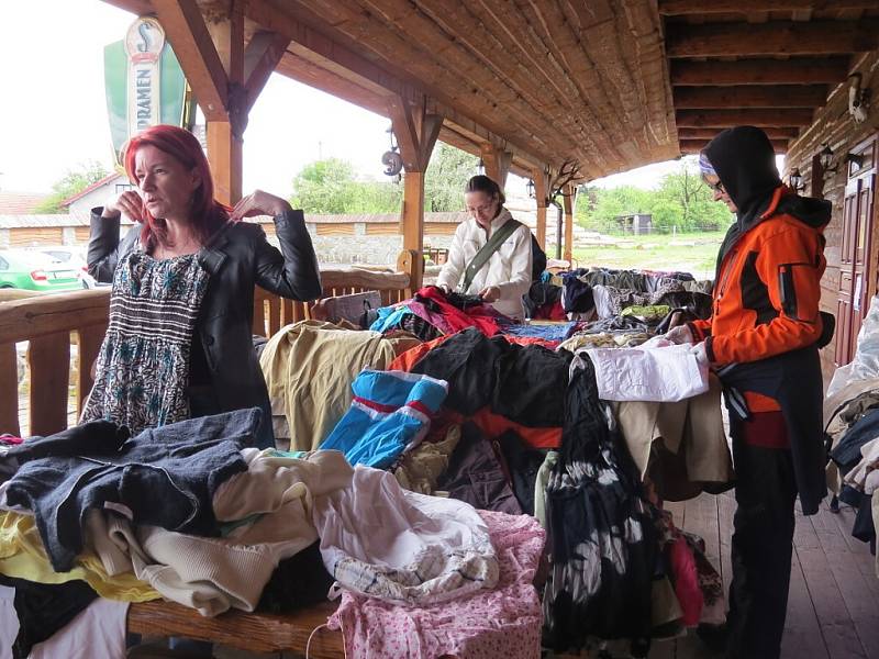 ADRA pořádala charitativní burzu oblečení v areálu Myšák Western Ranch v Palkovicích.