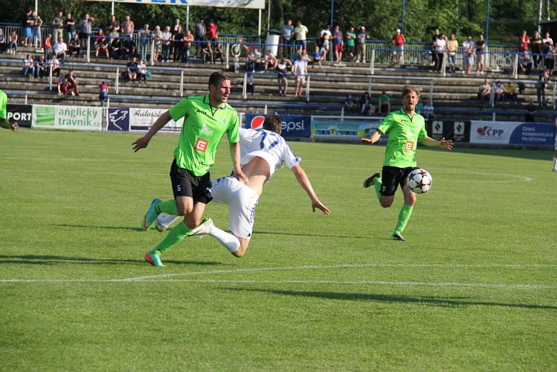 Druholigoví fotbalisté Frýdku-Místku dohrávku 27. kola zvládli na jedničku, když v domácím prostředí porazili trápící se Most 3:0. 