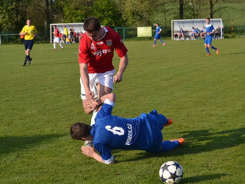 Fotbalisté Lučiny (v červeném) nestačili na svém trávníku na tým z Jablunkova 0:2. 