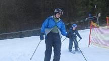 V Palkovicích se i o slunečném víkendu lyžovalo.