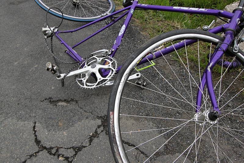 Řidič, který srazil cyklisty, od nehody podle ujel. Policie jej už ale dopadla. Na snímcích jsou poničená kola.