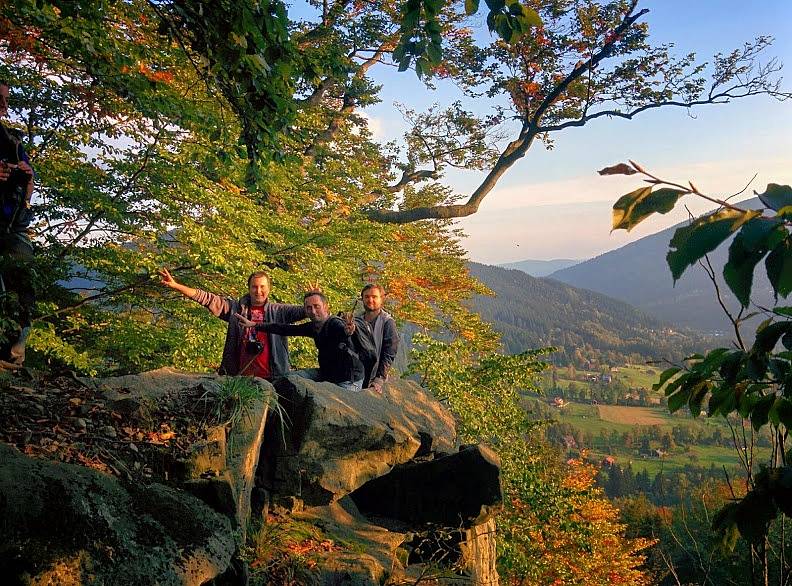 Již několik let mohou turisté v podhůří Lysé hory a Smrku narazit na symbol barevné hlavy medvídka. Jsou jím značeny stezky Po medvědích tlapkách, které vedou po loukách, lesích a vesnicemi v oblasti Ostravice, Malenovic, Čeladné a Nové Vsi.