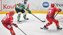 Semifinále play off hokejové extraligy - 2. zápas: HC Oceláři Třinec - BK Mladá Boleslav, 4. dubna 2022 v Třinci. (zleva) Tomáš Marcinko z Třince, Mário Lunter z Mladé Boleslavi a Martin Marinčin z Třince.