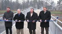 Ve Frýdku-Místku v pátek 4. prosince přestřihli pásku a slavnostně otevřeli nový most pro pěší a cyklisty přes řeku Ostravici.