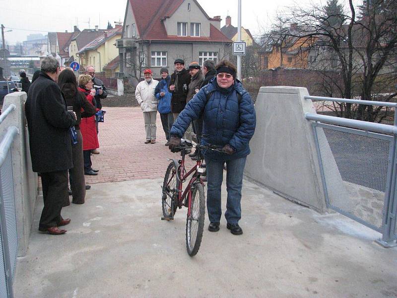 Ve Frýdku-Místku v pátek 4. prosince přestřihli pásku a slavnostně otevřeli nový most pro pěší a cyklisty přes řeku Ostravici.