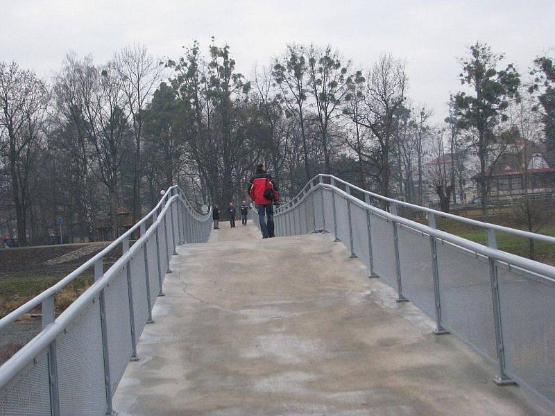 Ve Frýdku-Místku v pátek 4. prosince přestřihli pásku a slavnostně otevřeli nový most pro pěší a cyklisty přes řeku Ostravici.