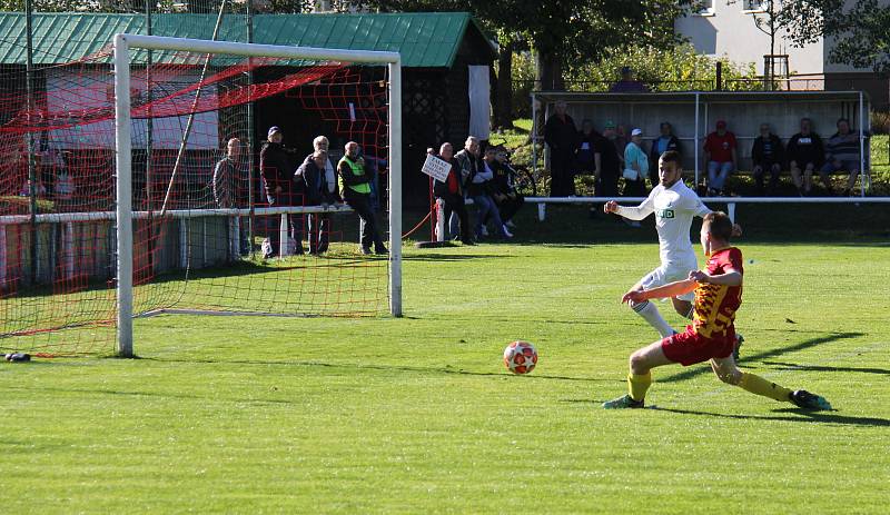 Fotbalisté divizního Frýdlantu nad Ostravicí (žluto-červené dresy) zvítězili v domácím prostředí nad karvinským B týmem 1:0.