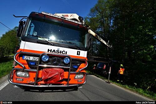 Tři jednotky hasičů zasahovaly v pátek odpoledne v  Čeladné, kde v potoce Frýdlantská Ondřejnice skončilo vozidlo Škoda Roomster.