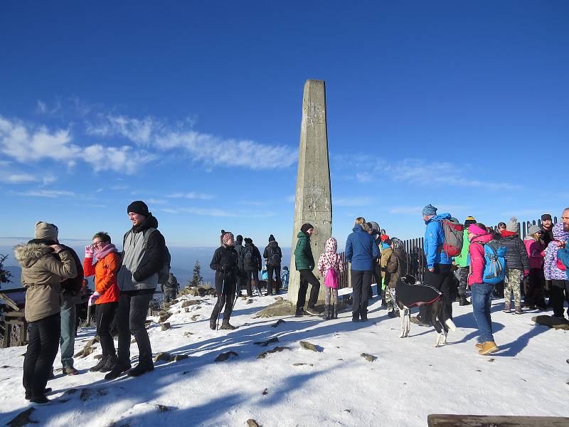 O víkendu ještě jasné počasí přilákalo na  zasněžený vrcholek Lysé hory spoustu lidí.