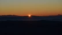 Atmosférický východ slunce na Lysé Hoře v listopadu 2022.