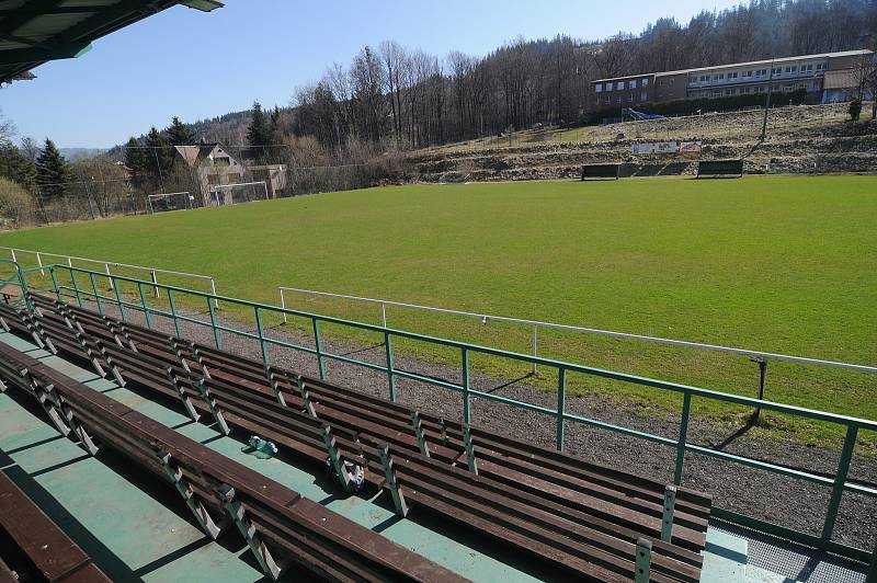 Fotbalové hřiště v Mostech u Jablunkova.