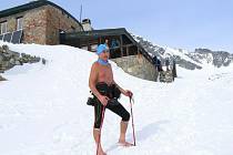 Ján Čupa patří k turistům chodícím pravidelně na Lysou horu. Vždycky totiž chodí svlečený do půl těla. A to i v těch největších mrazech.