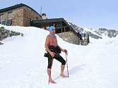 Ján Čupa patří k turistům chodícím pravidelně na Lysou horu. Vždycky totiž chodí svlečený do půl těla. A to i v těch největších mrazech.