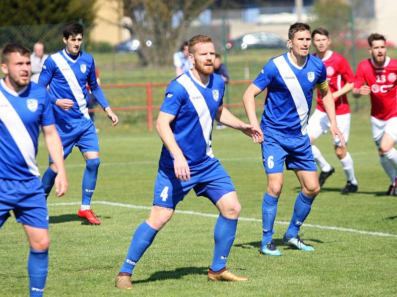 Fotbalisté Uherského Brodu (v červených dresech) prohráli ve 21. kole MSFL s Frýdkem-Místkem 0:1.