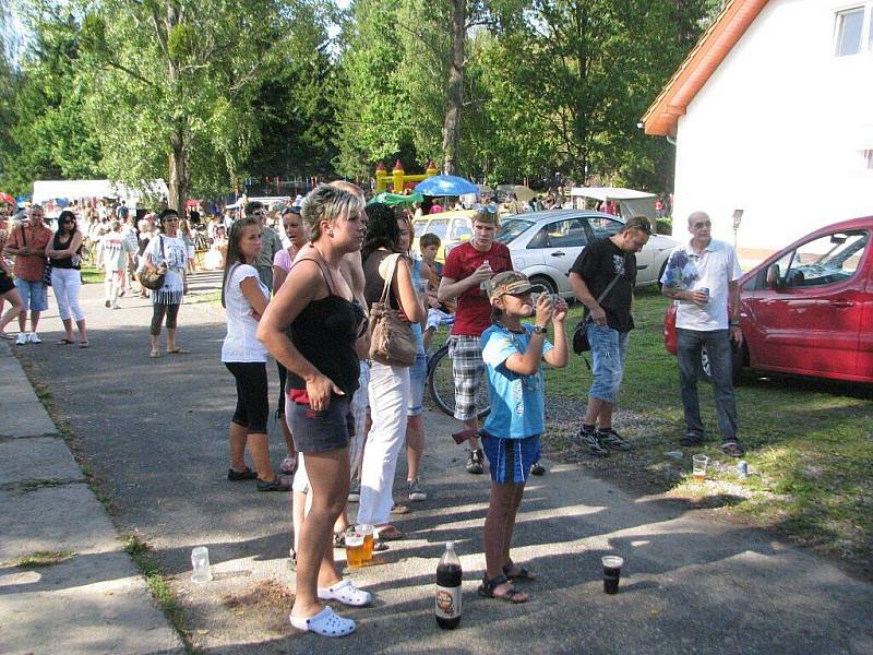 Na přehradě v Bašce proběhl další ročník soutěže netradičních plavidel – Baškohrátky.