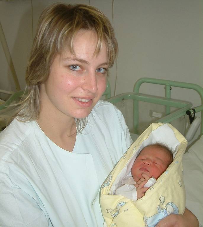 Maminka Daniela Kvasničková drží v náruči dcerku Alici Kvasničkovou, 23. 10. 2007, 3750 g, 51 cm, Štramberk