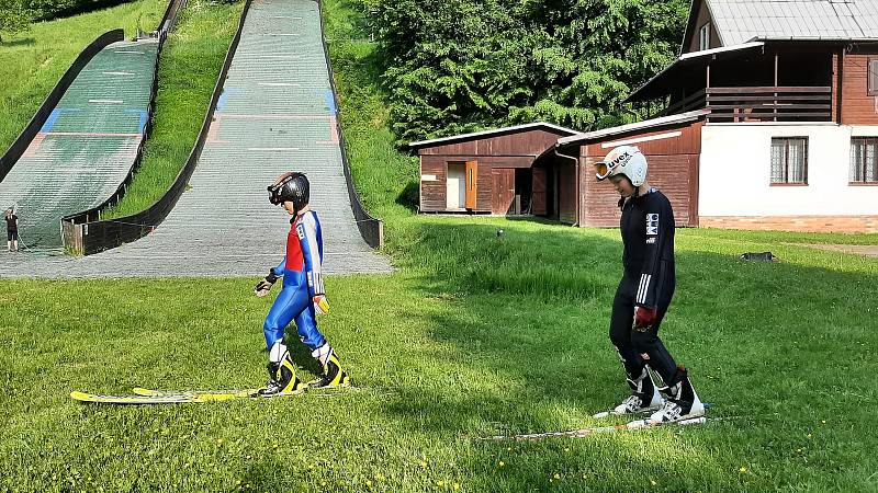 Skokanské můstky v Nýdku žijí i během léta. Kromě července trénují tamní malí skokani celý rok a skáčou na umělém povrchu.