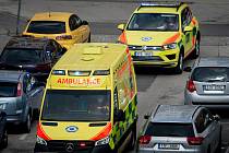 Záchranná zdravotní služba (ZZS) transportuje pacienta, 4. dubna 2020 v Ostravě.