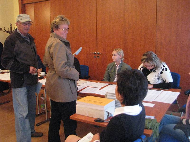 Ještě v sobotu ráno předpovídali členové volební komise v Lučině zhruba dvacetiprocentní účast.