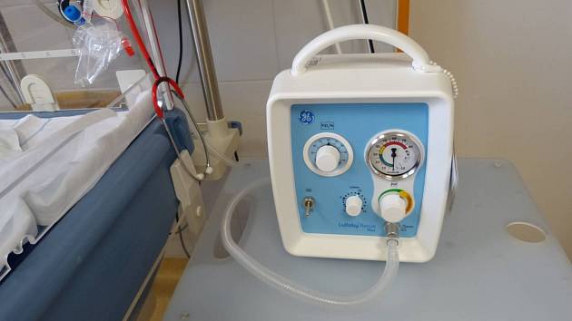 Zachránit novorozence pomůže nový resuscitační přístroj.