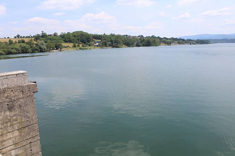 Kvalita vody v Žermanické přehradě je sice podle hygieniků vhodná ke koupání, od hráze se ale šíří sinice.